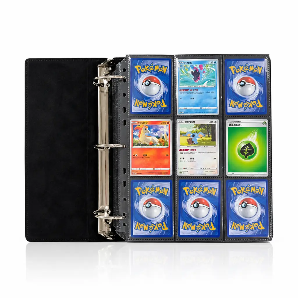 Classeur Pokémon ouvert en studio blanc.webp