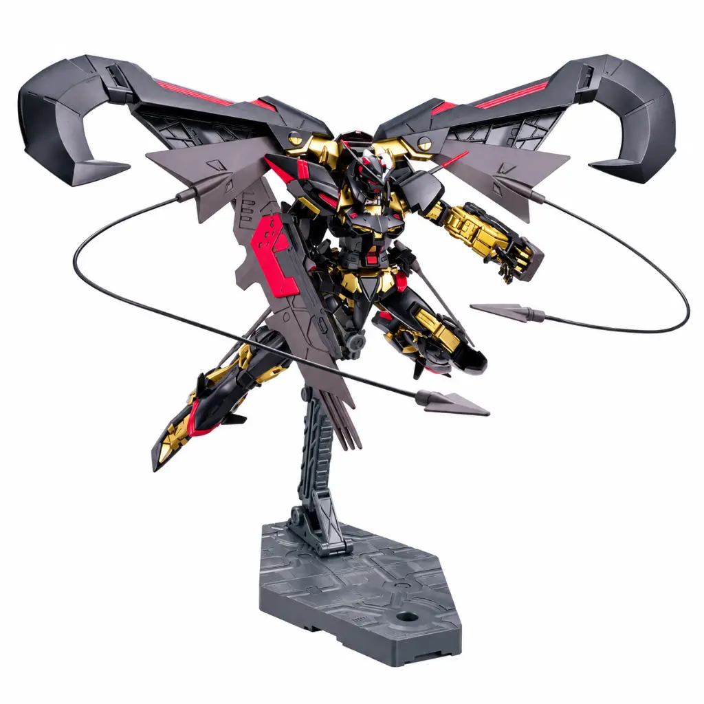 Maquette mécha noir, or et rouge en vol.webp