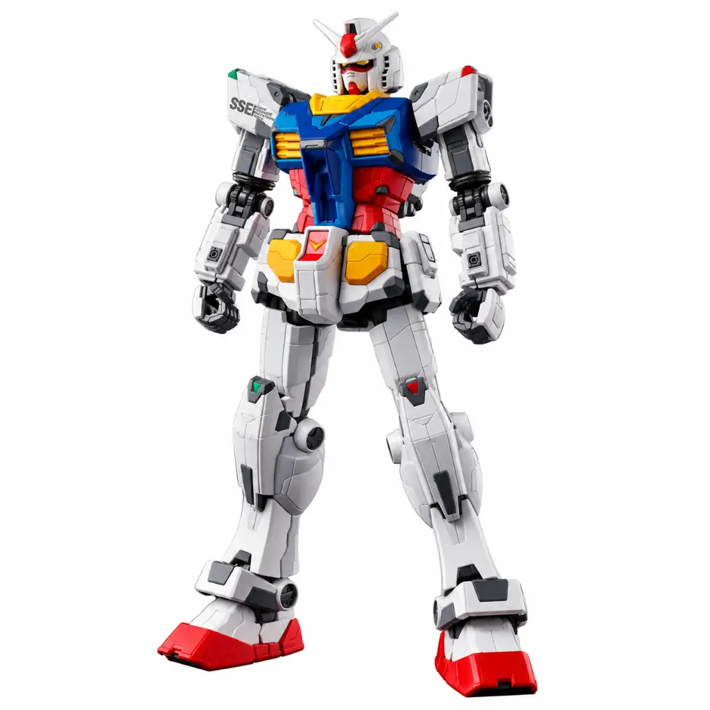 Maquette mécha Gundam en studio blanc.webp