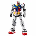 Maquette mécha Gundam en studio blanc.webp