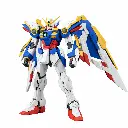 Maquette Gundam ailée en studio blanc.webp